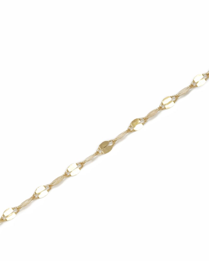 Close-up of a delicate 14K yellow gold petal chain diagonally spanning across a plain white background. 精緻的 14K黃金花瓣鏈/嘴咀鏈斜向延伸的特寫圖，背景為純白色。