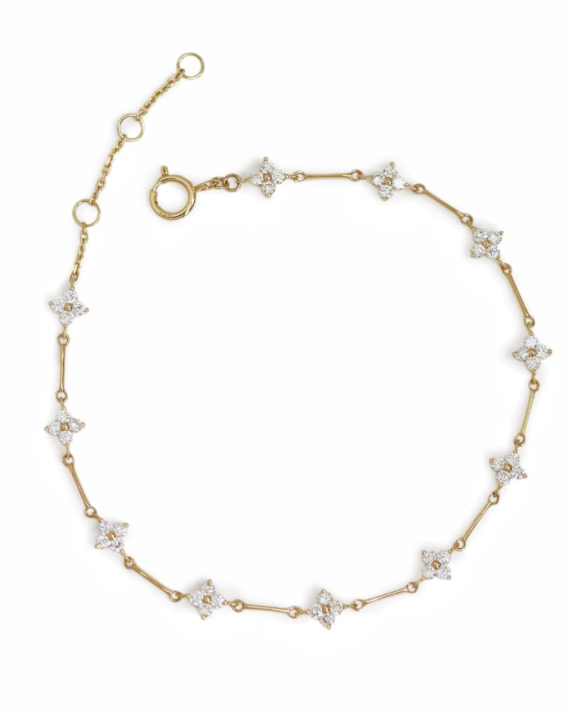18K/ 14K/ 9K gold chain bracelet with diamond flower clusters, bar links, spring ring clasp, and adjustable extender on a white background. 18K/ 14K/ 9K 黃金鑽石小花手鍊全景圖，展示由金屬長條連接的鑽石花簇、彈簧扣及可調節尾鍊，純白背景。