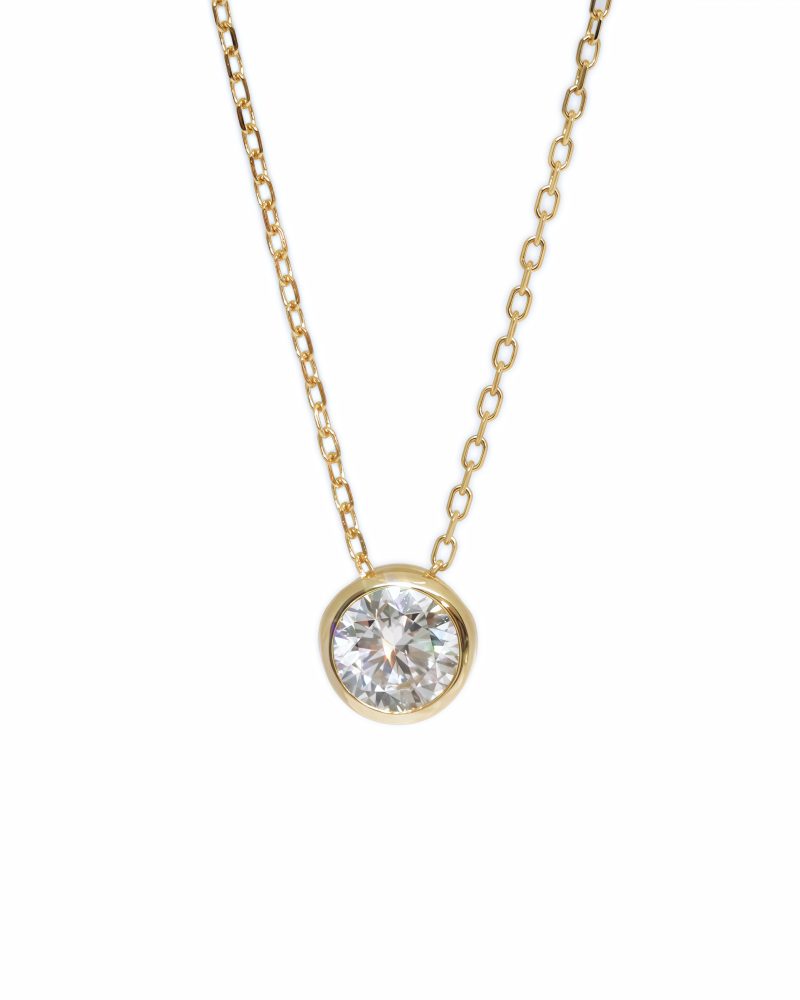 Yellow gold chain necklace featuring a bezel-set round brilliant solitaire diamond pendant, set against a plain white background. K黃金項鍊商品圖，展示細鍊搭配包鑲圓形明亮式單鑽（Solitaire diamond）吊墜，背景為純白色。
