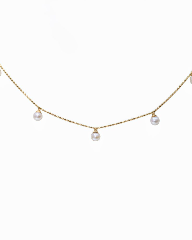 14K Yellow gold ball chain necklace with five dangling round white pearl charms spaced along the chain against a white background. 14K黃金珠珠鍊珍珠項鍊展示圖，細緻金屬珠鍊上等距綴有五顆垂墜式小圓珍珠，純白背景。
