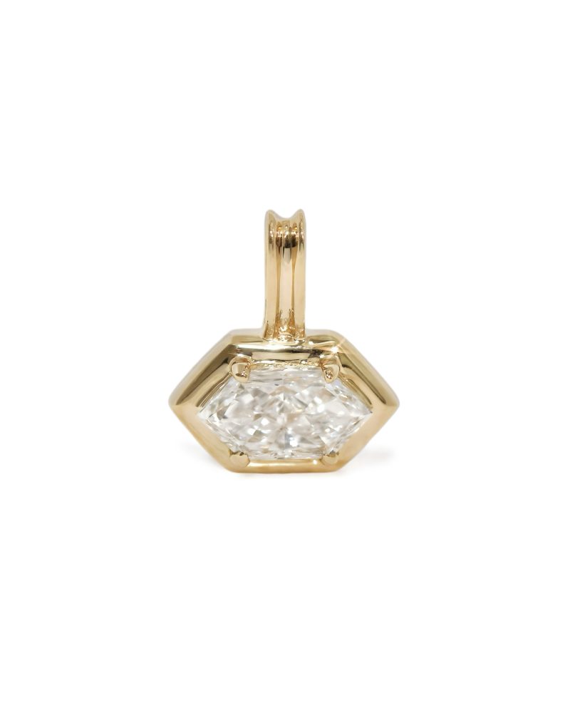 18K/ 14K/ 9K yellow gold pendant featuring a horizontal hexagon-cut diamond with a grooved bail on a white background. 18K/ 14K/ 9K 黃金橫向六角形切單吊墜飾展示圖，上方搭配雙線條刻紋吊墜環，純白背景。