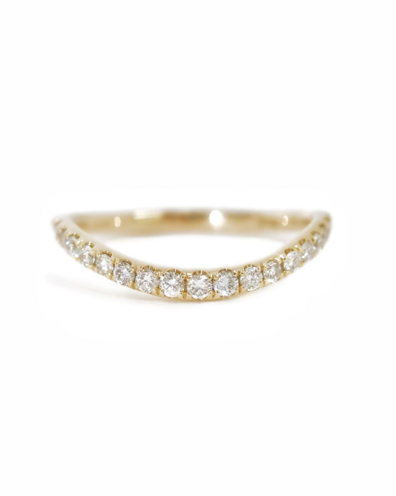 K yellow gold gradient curved diamond ring with gradient round diamonds against a white background. K黃金漸變弧形鑽石戒指鑲嵌漸變圓形鑽石在白色背景中