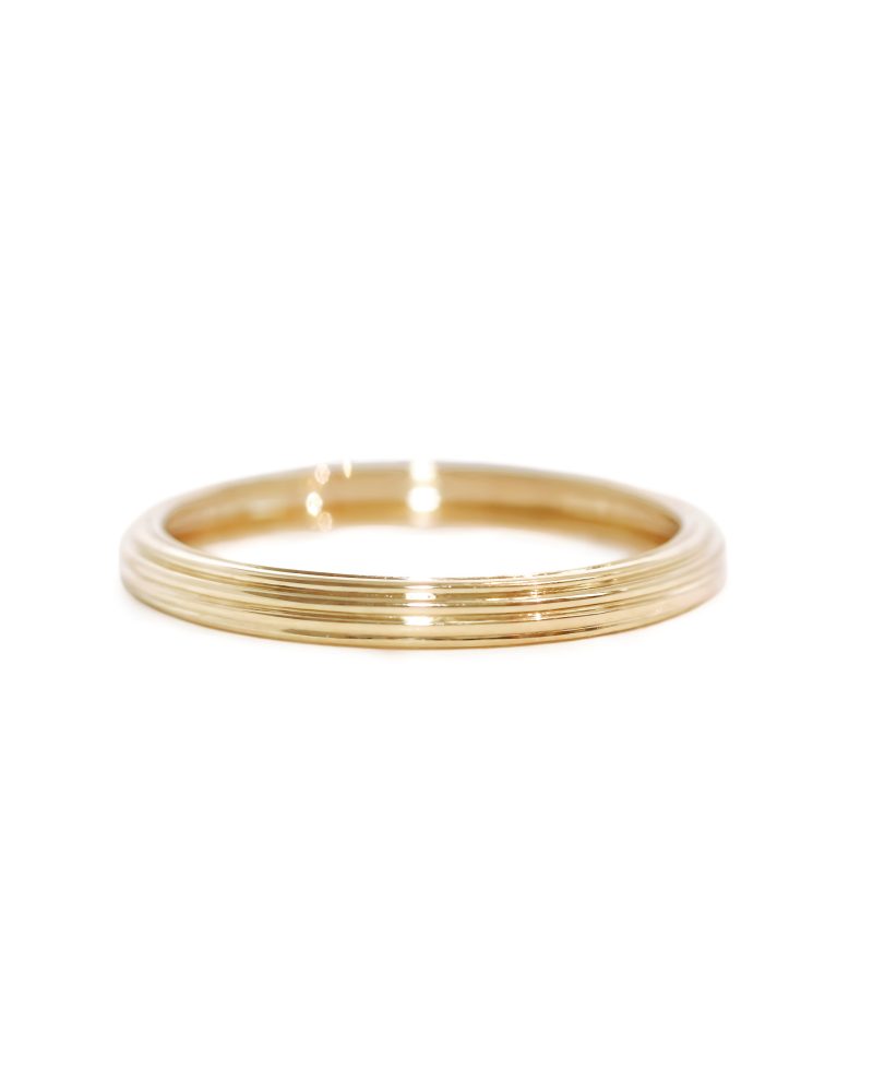 Minimalist 18K/ 14K/ 9K yellow gold ring featuring subtle horizontal grooved lines on a white background. 簡約18K/ 14K/ 9K黃金戒指展示圖，戒圍帶有細緻的橫向刻紋線條，純白背景。