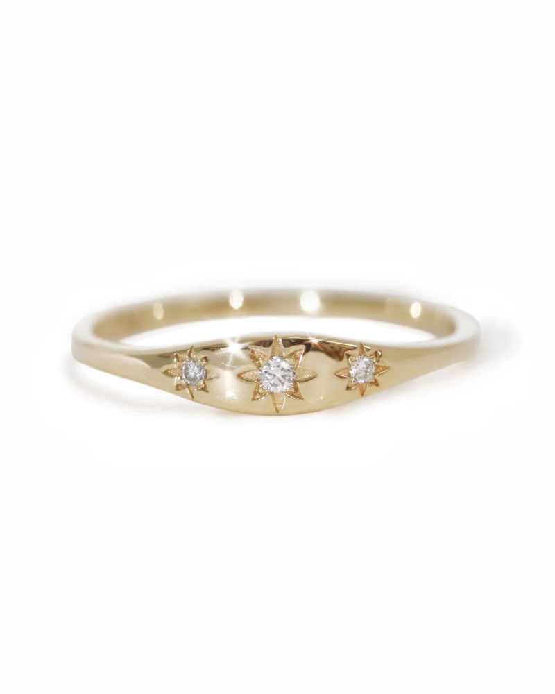 18K/ 14K/ 9K yellow gold ring featuring three starburst-engraved round diamonds set in a slightly tapered signet style on a white background. 18K/ 14K/ 9K 黃金星芒雕花鑽石戒指展示圖，戒面刻有三顆星芒圖案並鑲嵌圓鑽，微漸窄戒圈設計，純白背景。