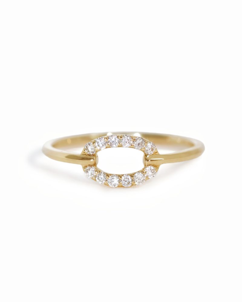 18K/ 14K/ 9K yellow gold band ring with a horizontal open oval centerpiece paved with small round diamonds on a white background. 18K/ 14K/ 9K 黃金鏤空橢圓排鑽戒指展示圖，中央為橫向鏤空橢圓造型並密鑲圓鑽，純白背景。