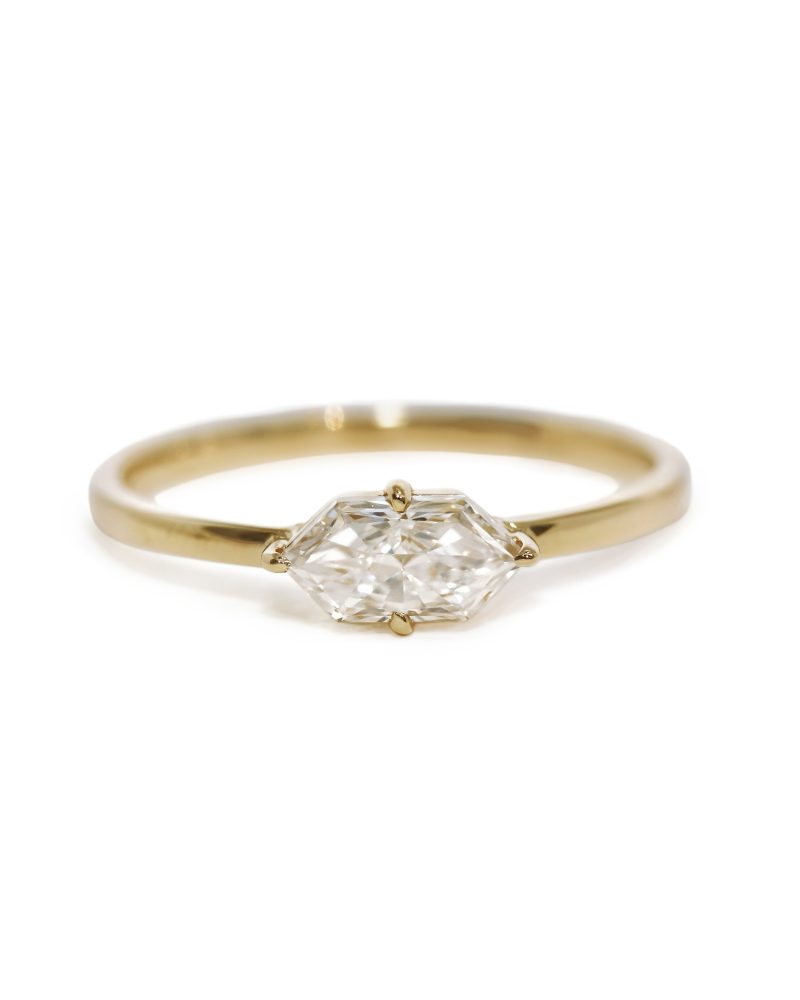 18K/ 14K/ 9K yellow gold solitaire ring featuring a horizontally prong-set hexagon-cut diamond on a plain band with a white background. 18K/ 14K/ 9K 黃金單鑽戒指展示圖，中央爪鑲橫向主鑽（六角形切工鑽石），配以簡約光面戒圈，純白背景。