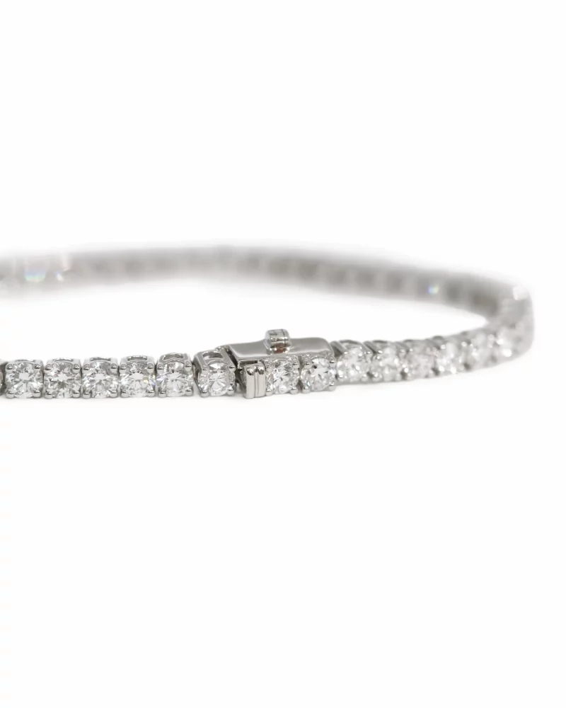 Close-up view of a 18K/ 14K/ 9K white gold diamond tennis bracelet, highlighting the hidden clasp mechanism with a safety latch, against a white background. 白金鑽石網球手鍊扣環特寫圖，清晰呈隱藏扣結構，純白背景。